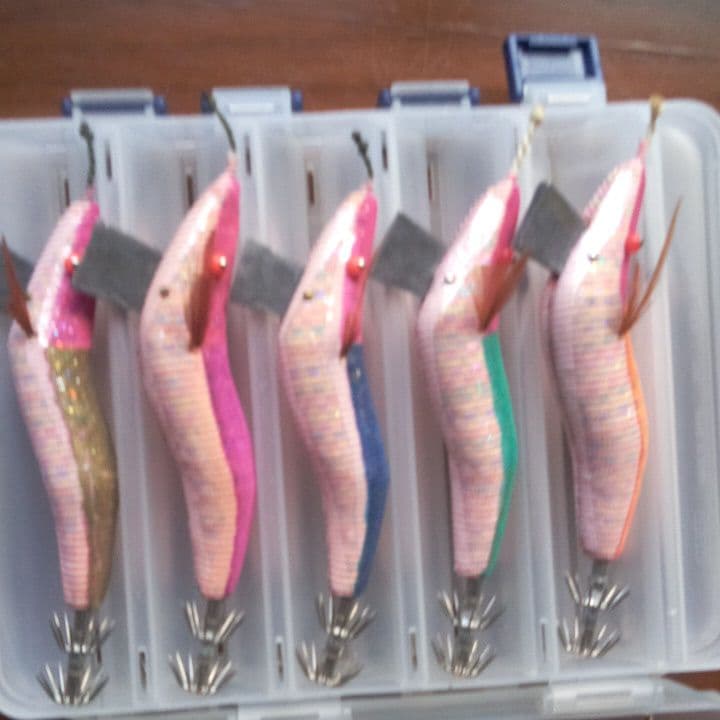 桐の大木から切り出して、一本、一本手作り、削り込んだエギです！