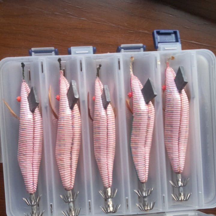 桐の大木から切り出して、一本、一本手作り、削り込んだエギです！