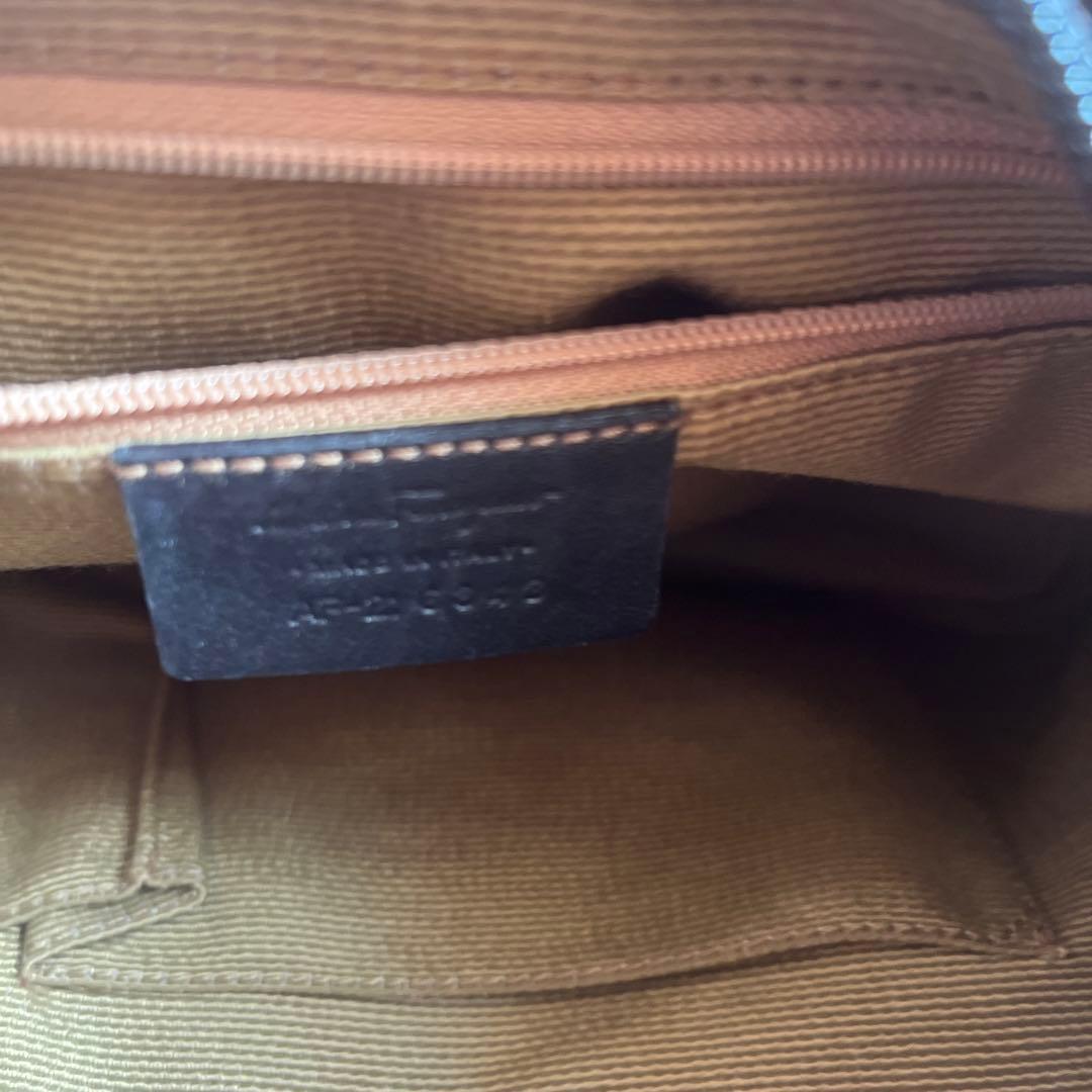 サルバトーレ フェラガモ ショルダーバッグ