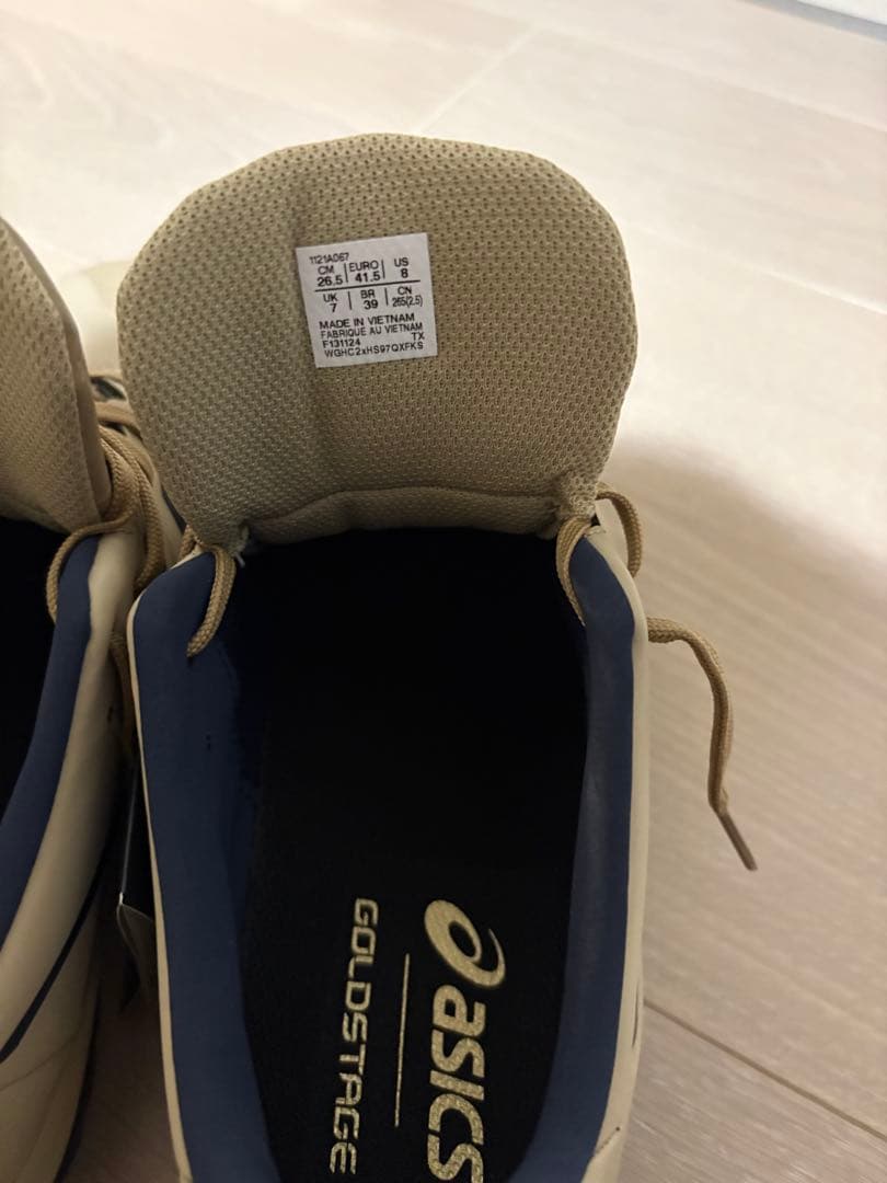 ASICS スパイクシューズ ベージュ/ネイビー