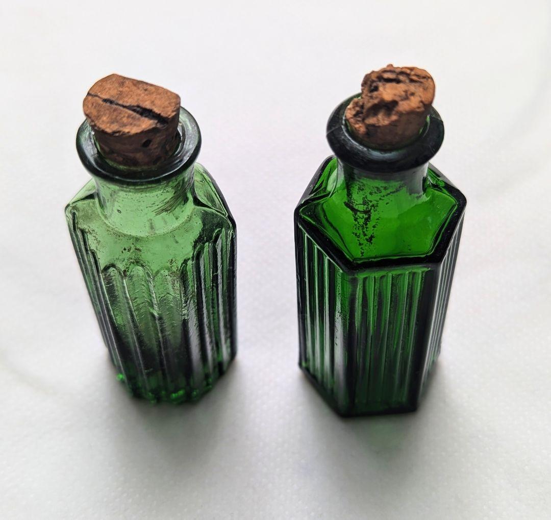 イギリスアンティーク 六角薬瓶 2本セットグリーン メディスンボトル 時代差あり