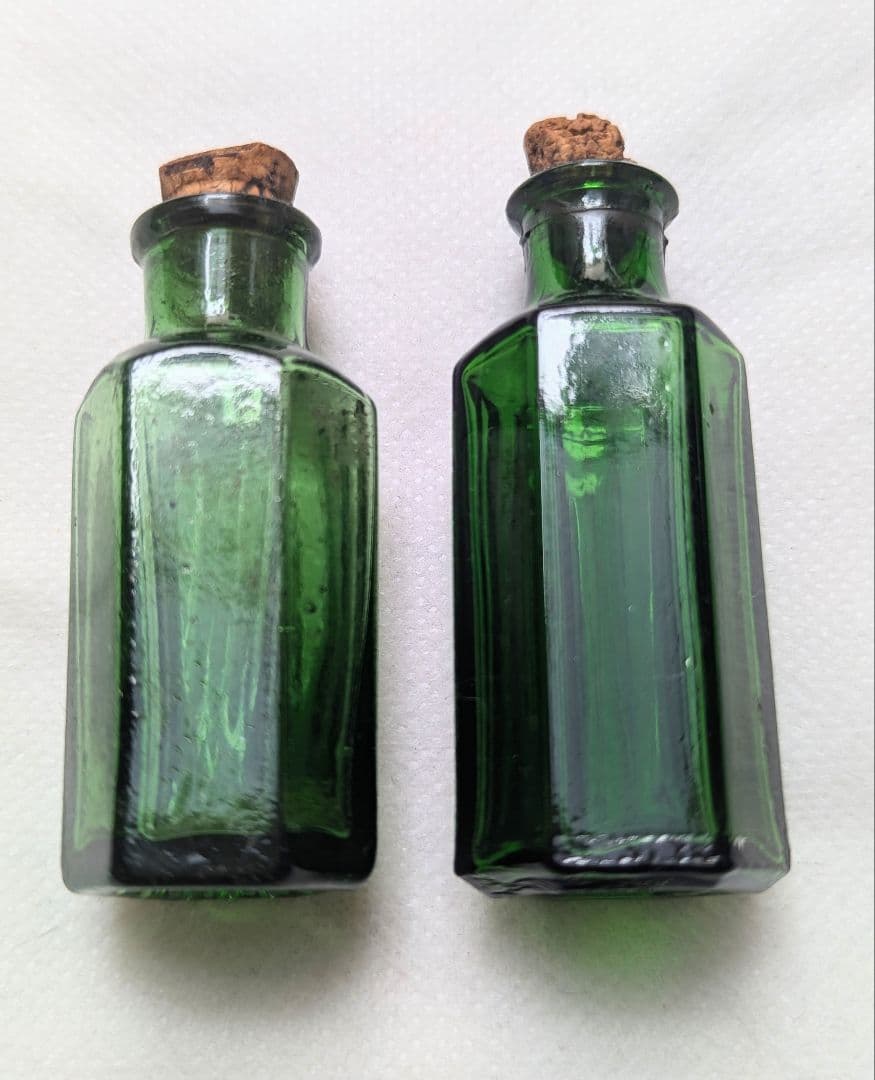 イギリスアンティーク 六角薬瓶 2本セットグリーン メディスンボトル 時代差あり