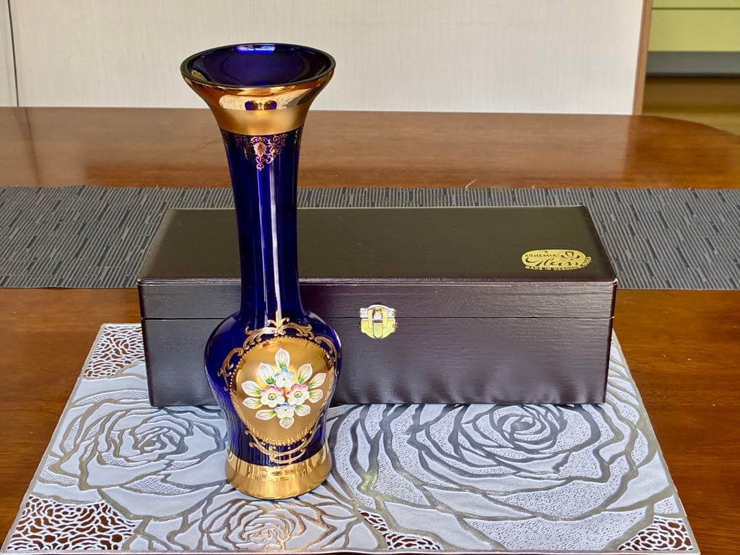 ボヘミアグラス 青色花瓶 金色装飾付き