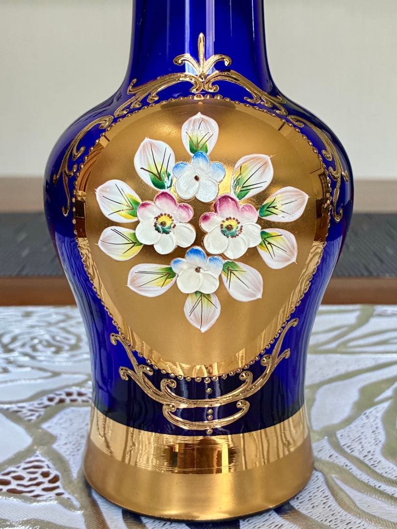 ボヘミアグラス 青色花瓶 金色装飾付き