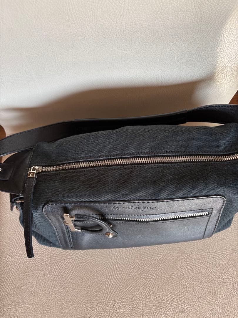 Salvatore Ferragamo ブラックハンドバッグ
