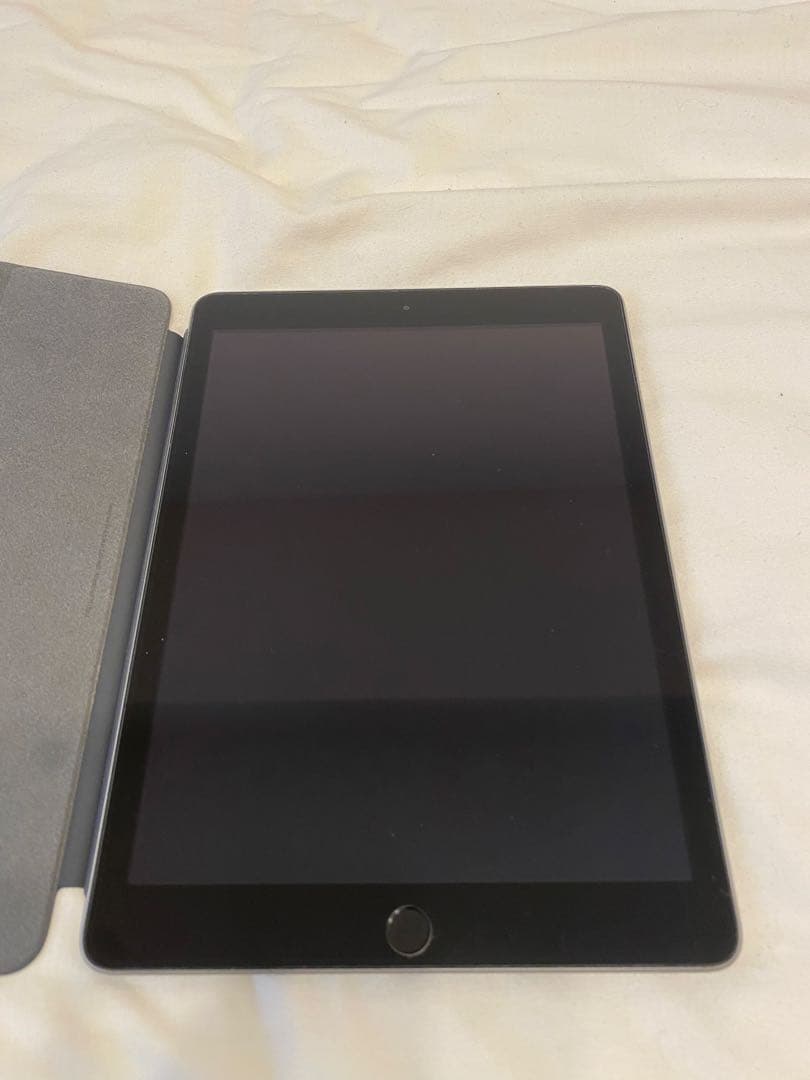【美品】iPad 第5世代 カバー付き 32GB Wi-Fiモデル
