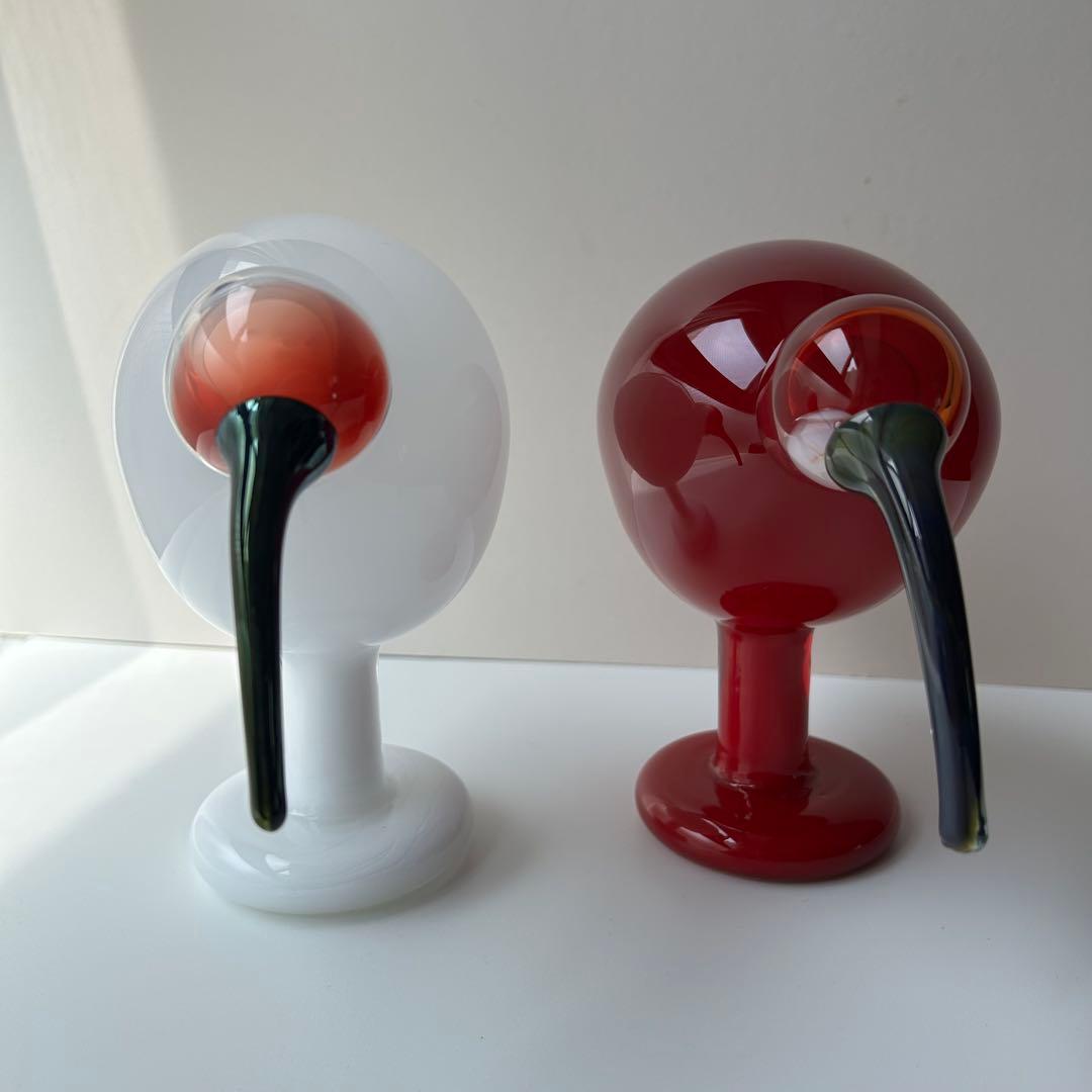 赤と白のガラス製鳥フィギュア