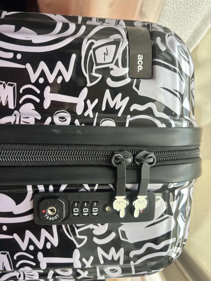 エース　ディズニー“ミッキー＆フレンズ”グラフィカルスーツケースとおまけ付き