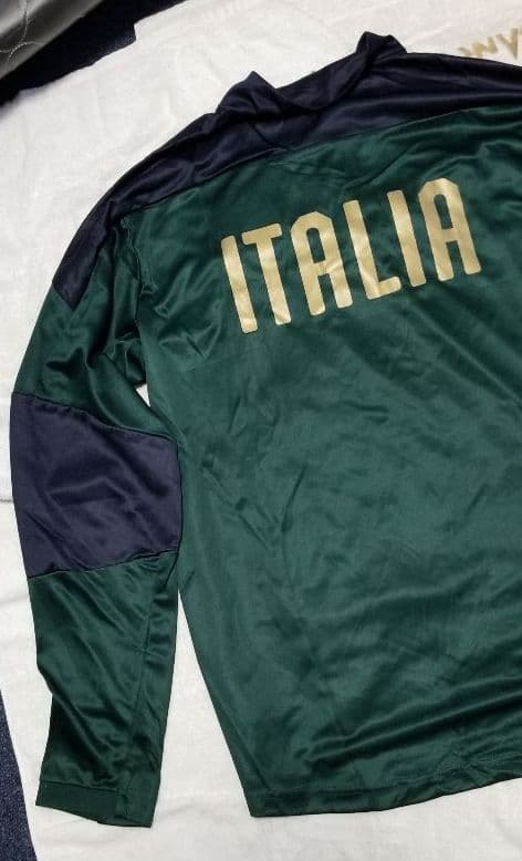 サッカー、イタリア代表のジャージ、上。サイズ海外製XL。2021年モデル