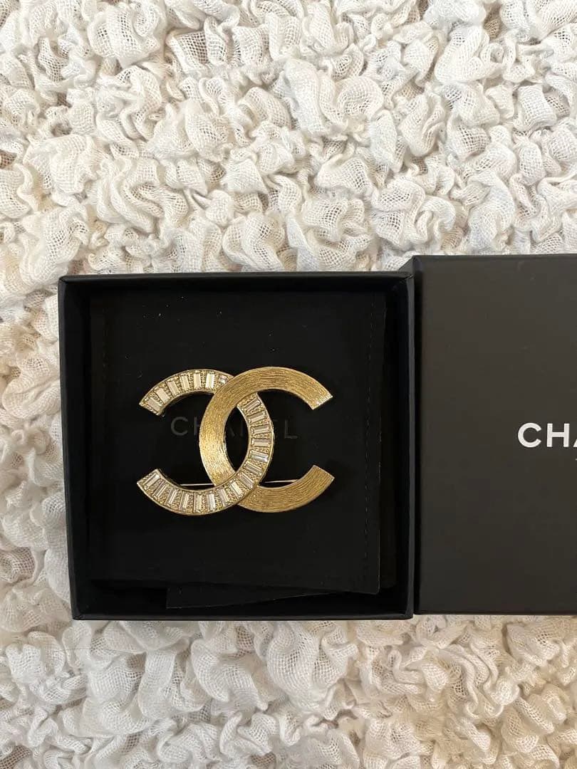 アキラ　CHANEL ゴールド CCロゴブローチ