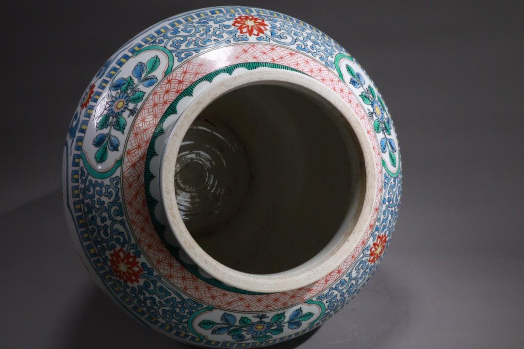 有田焼　柿右衛門様式　色絵七宝花唐草三方花卉図　大壷　BE931