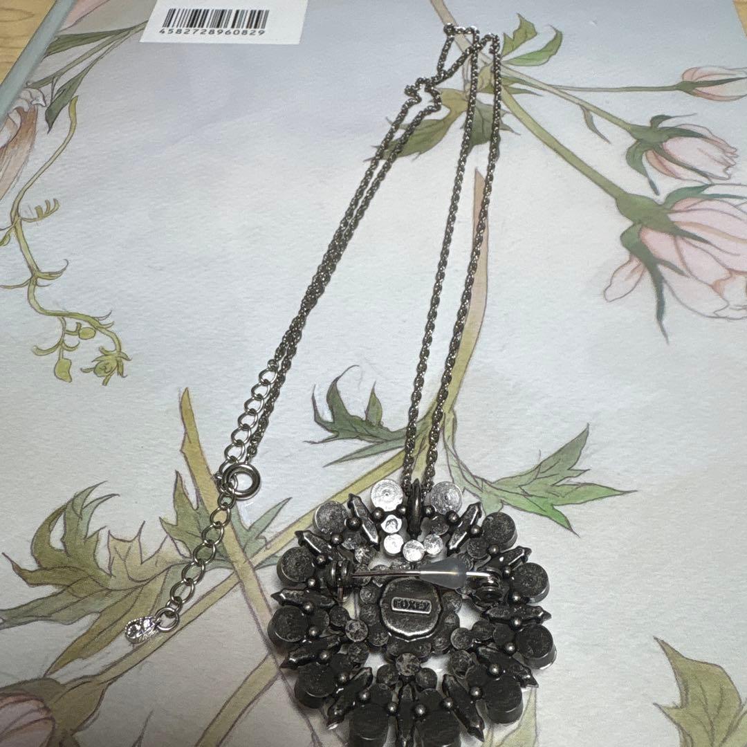 FOXEY クリスタルとパールの花形ペンダント