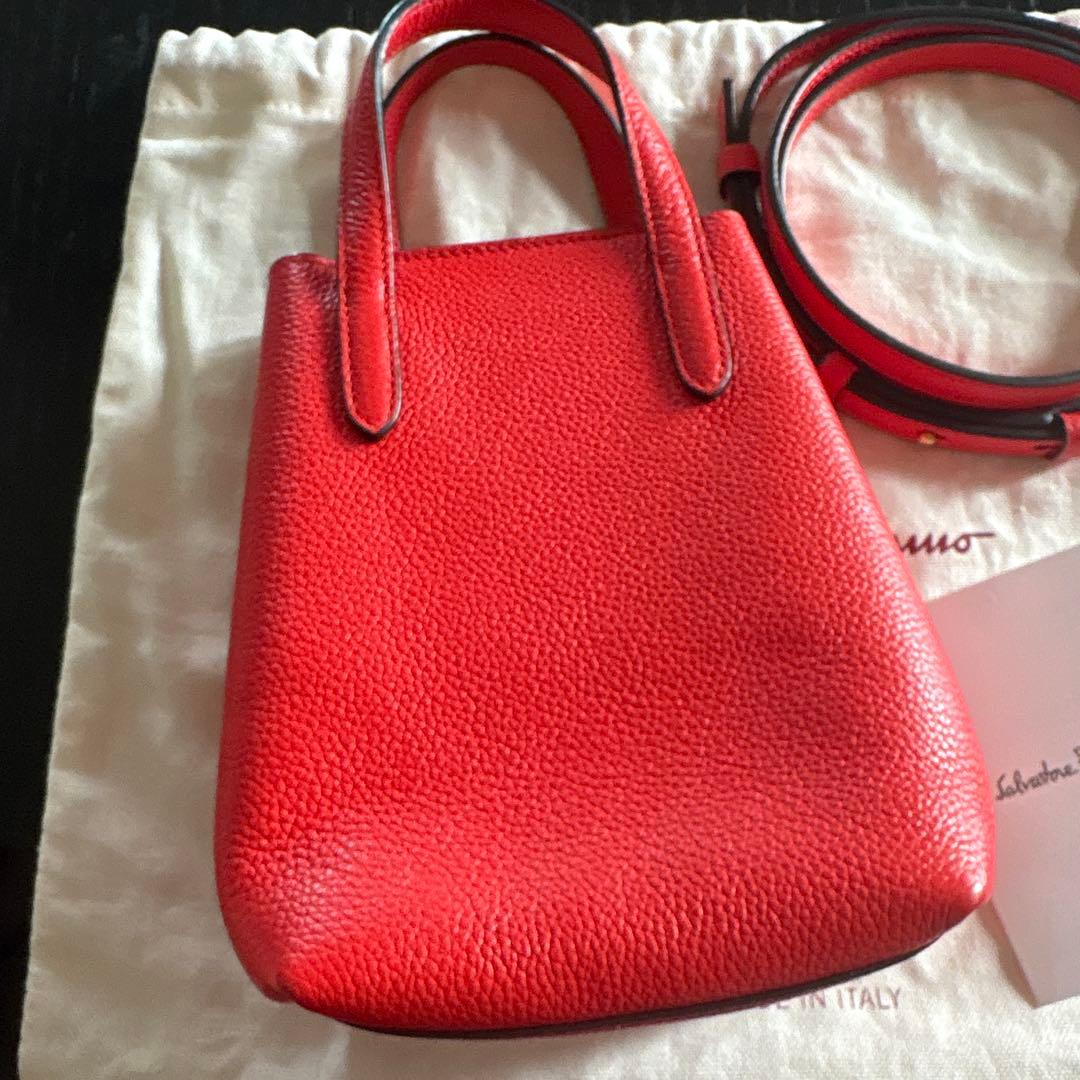 フェラガモ　ミニ　バッグ　2way レッド