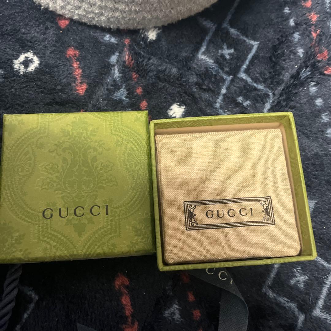 GUCCI Gロゴと花モチーフのピアス
