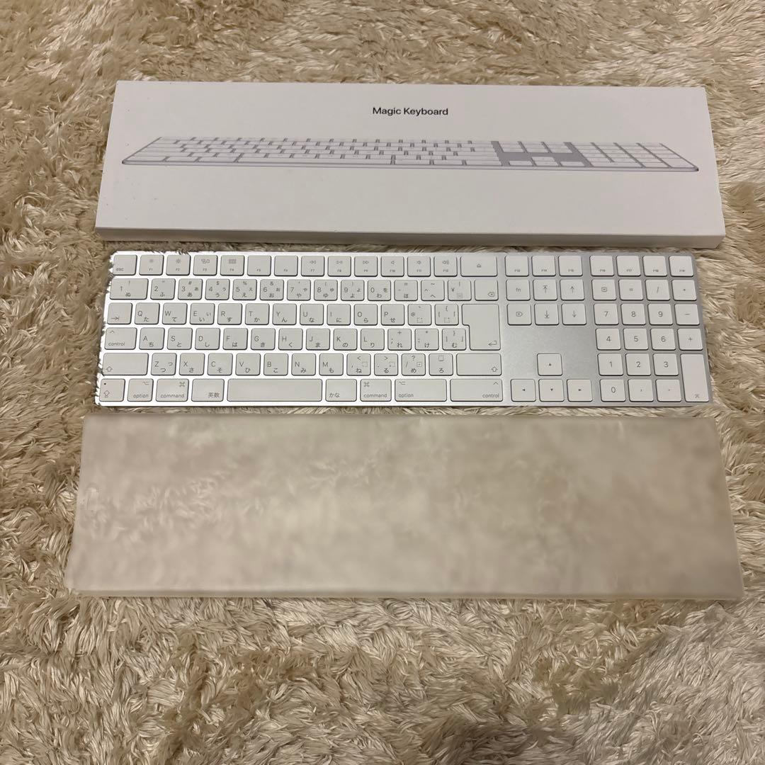 Magic Keyboard 日本語配列 ホワイト　ライトニング端子充電