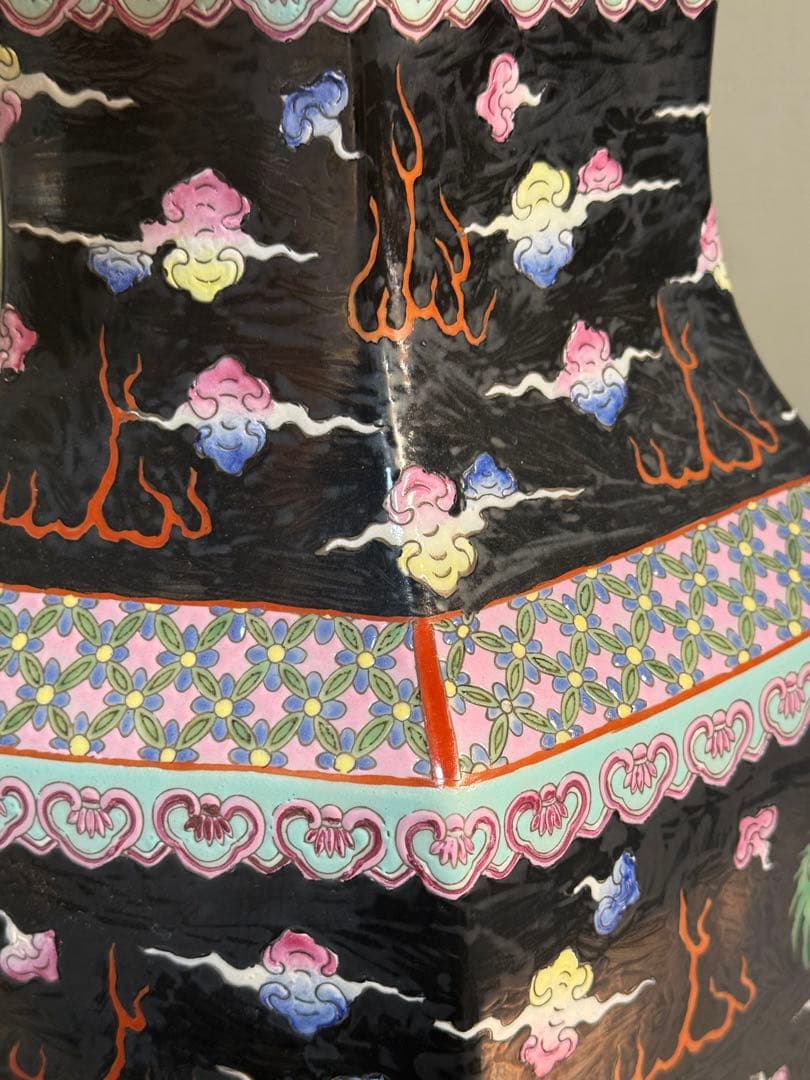 中国　大清乾隆年製銘　黒地粉彩龍鳳紋角瓶　右　高さ47.0cm 送料込み0106