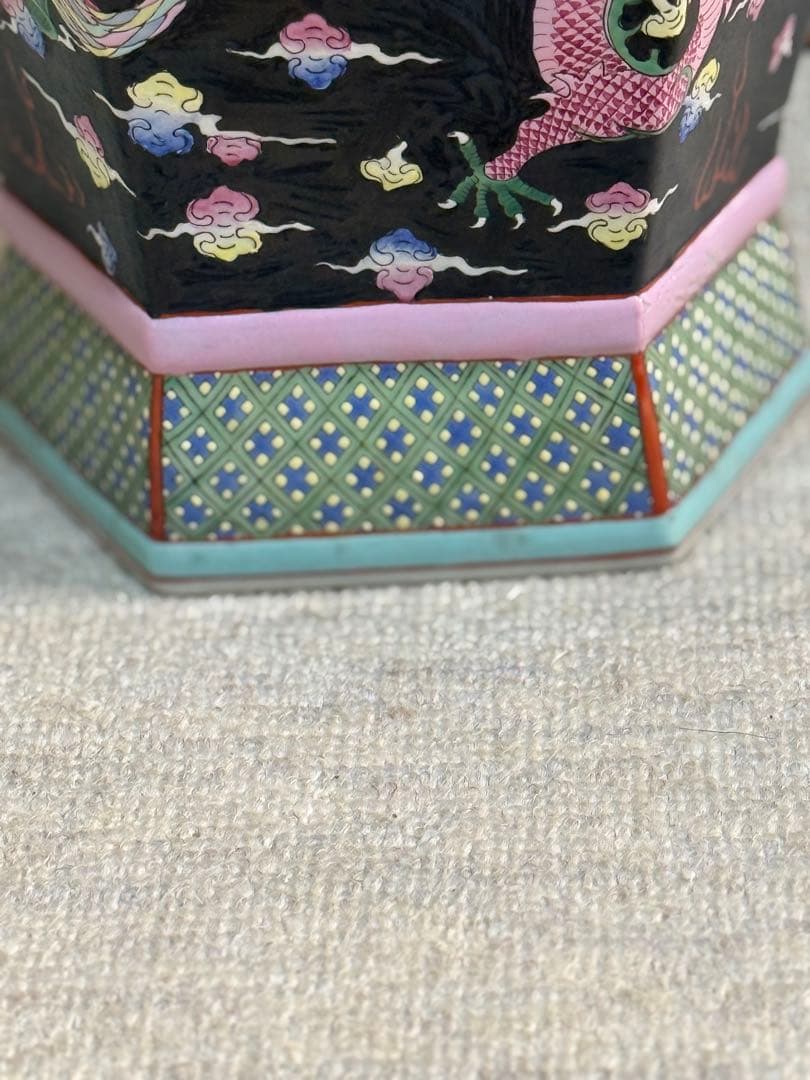 中国　大清乾隆年製銘　黒地粉彩龍鳳紋角瓶　右　高さ47.0cm 送料込み0106