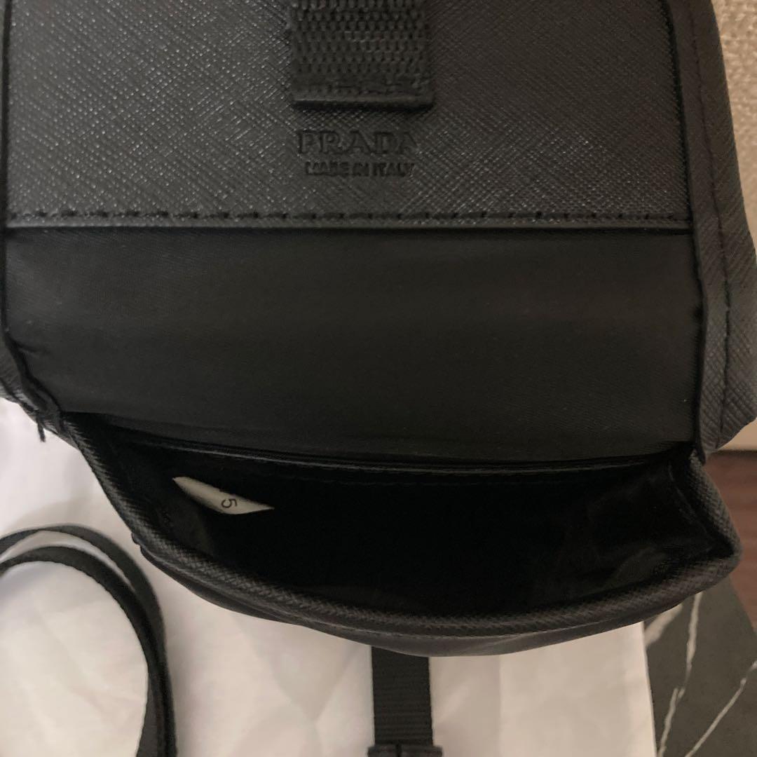 プラダショルダーバック箱無し留め具の部分に細かい傷有り