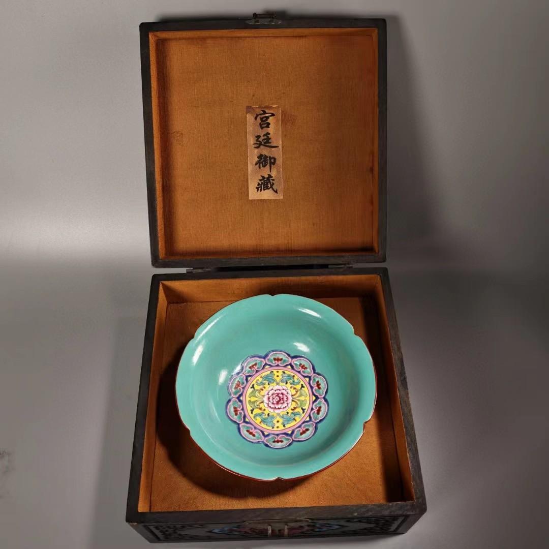 中国古美術・珍蔵七宝彩と粉彩・赤釉と描金磁器の碗・純手描き・箱付・置物・観賞皿