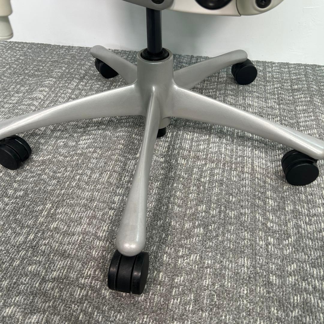 K エンボディチェア ハーマンミラー ホワイト えんじ色系　Embody