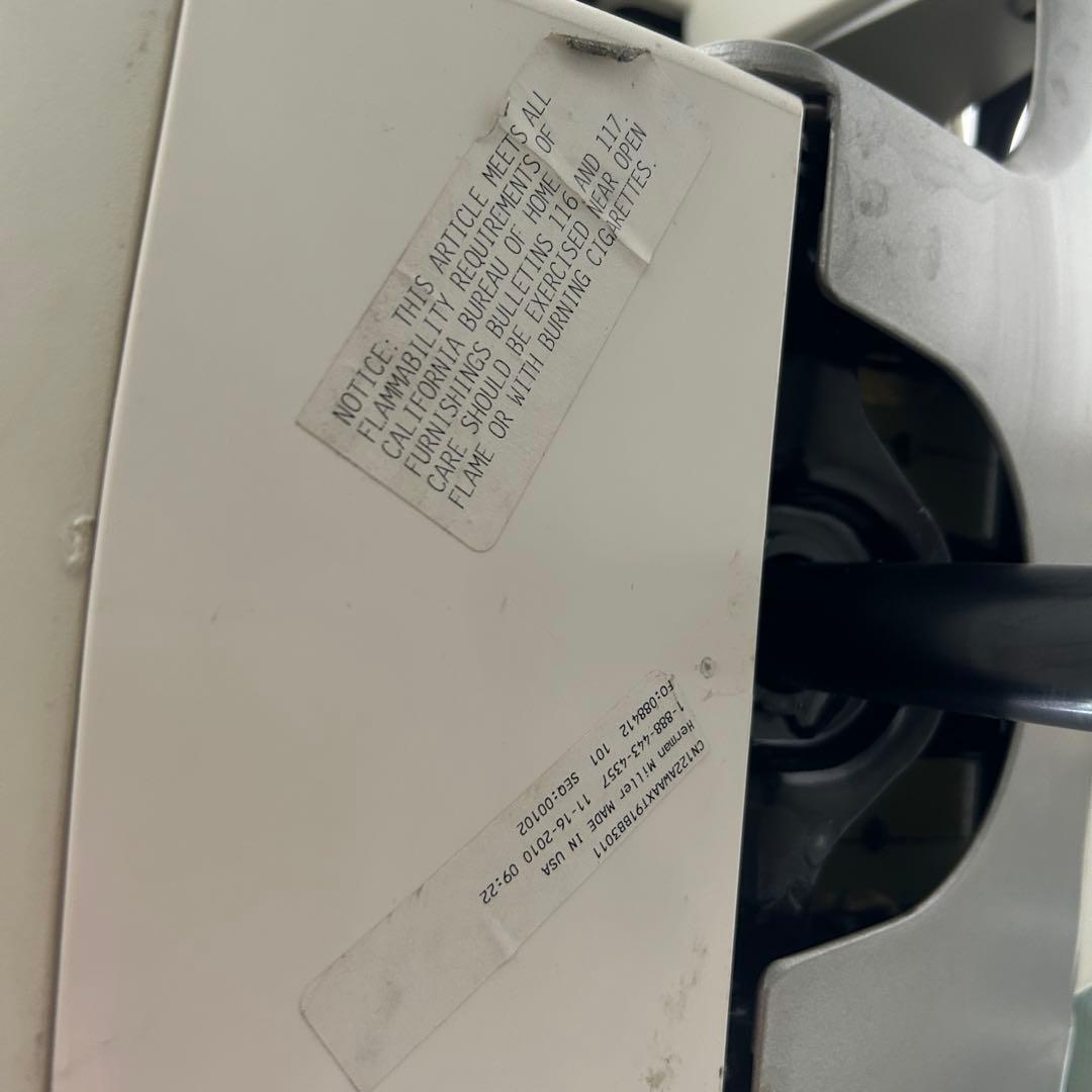 K エンボディチェア ハーマンミラー ホワイト えんじ色系　Embody