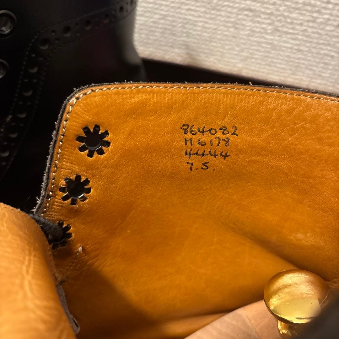 トリッカーズ　バートン　黒レザー ブローグブーツ