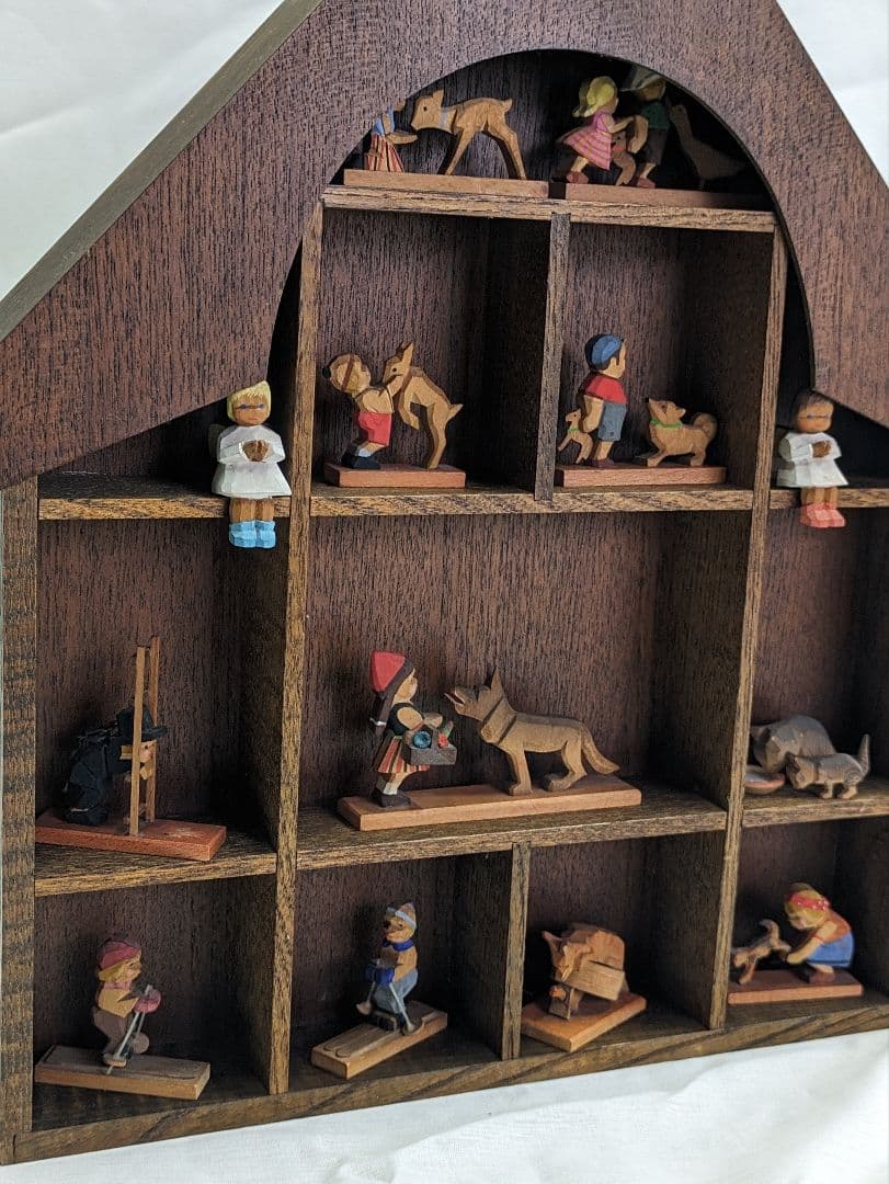 ドイツ【Emi Helbig】エミーヘルビッヒ　木彫りのミニチュア　木の家セット