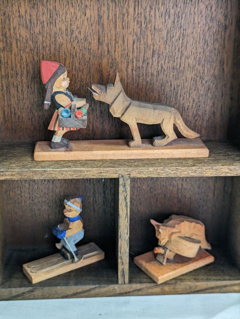 ドイツ【Emi Helbig】エミーヘルビッヒ　木彫りのミニチュア　木の家セット