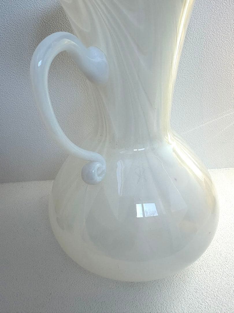 ホワイトガラス製フリルエッジ花瓶　ヴィンテージフラワーベース　vintage