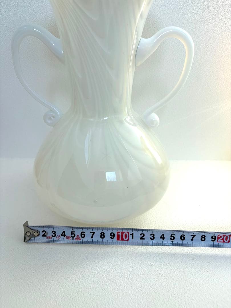 ホワイトガラス製フリルエッジ花瓶　ヴィンテージフラワーベース　vintage