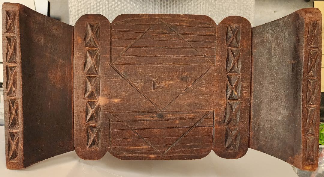 木製象の置物 彫刻模様付き