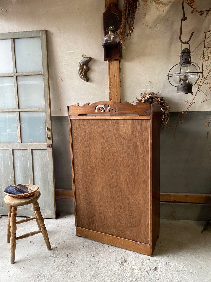 ビンテージ  ラウンドガラスのキャビネット ※ 送料込みに変更します