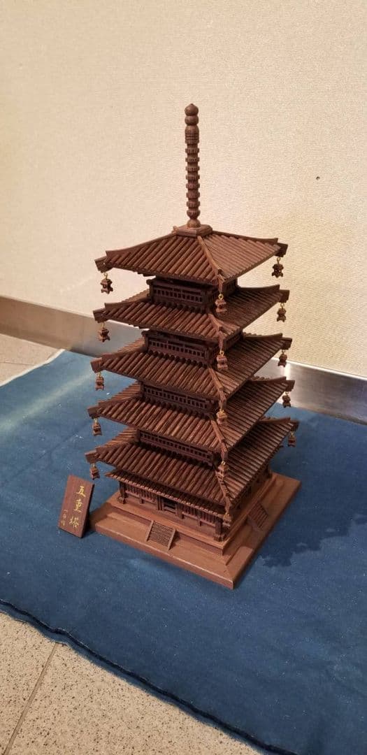 一平作 五重の塔。鉄刀木（たがやさん）