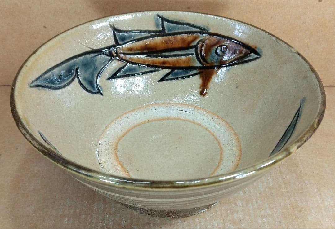【本物保証】金城次郎 マカイ(壷屋焼魚紋茶碗）共箱 栞 美品 やちむん 人間国宝