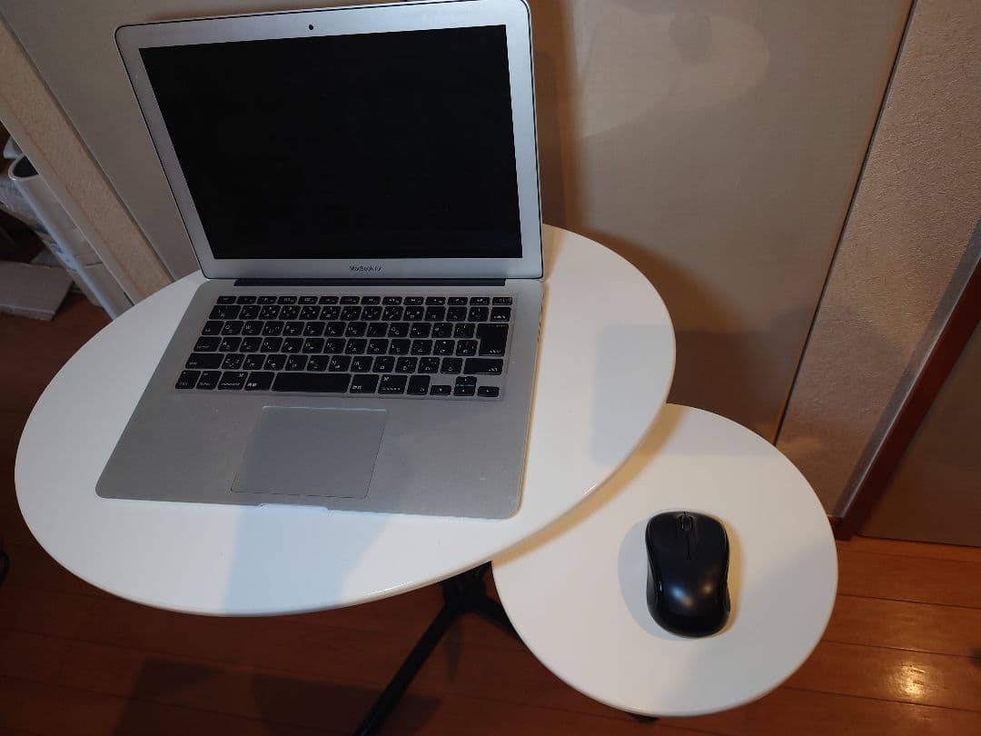 調節できるサイドテーブル (White)