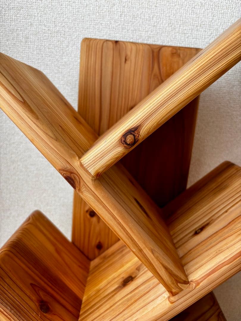 国産杉の無垢材でつくるツリー型本棚