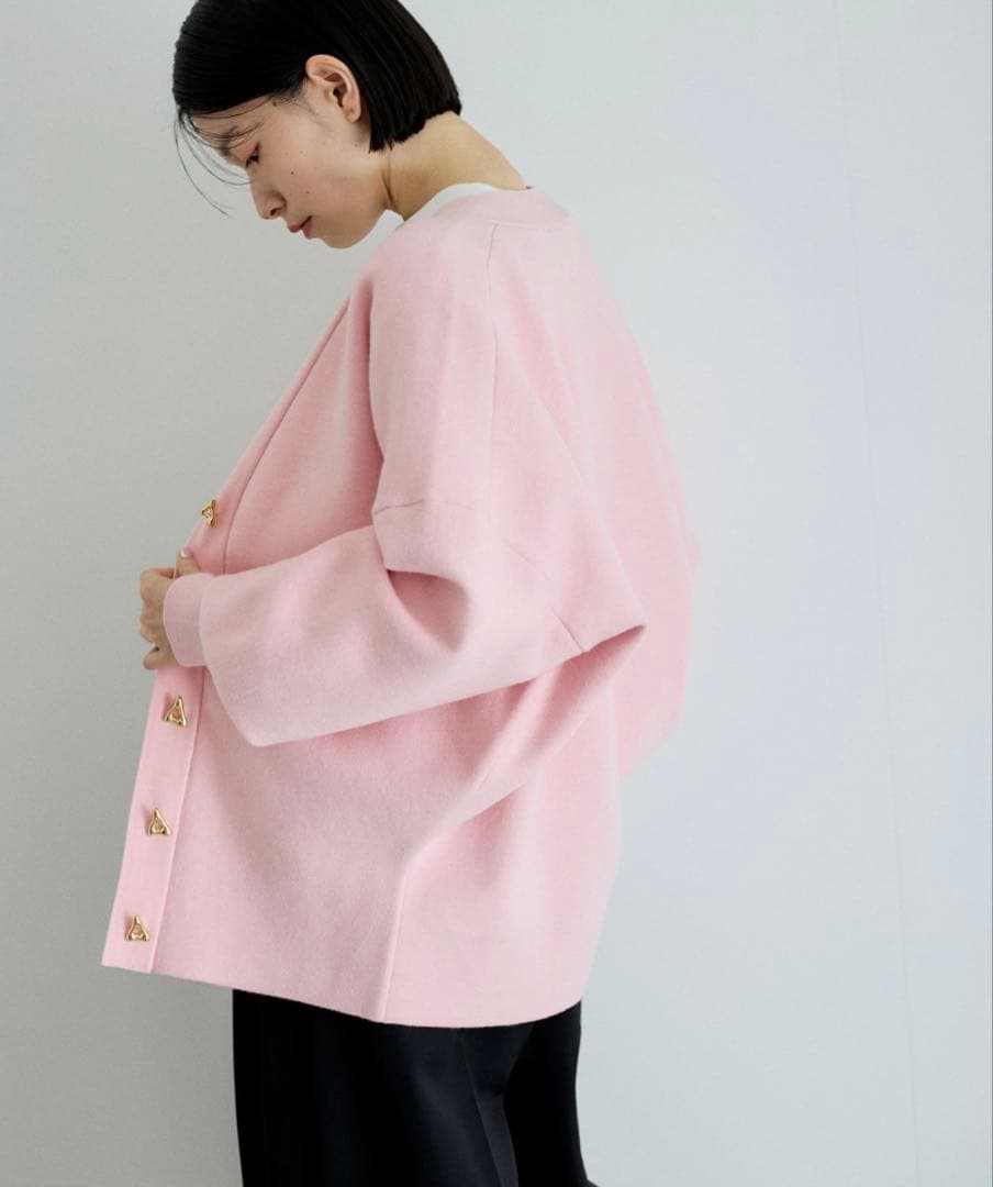 新品 アダムエロペ　トライアングルボタンミドルカーディガン　ブルー　長袖　ピンク