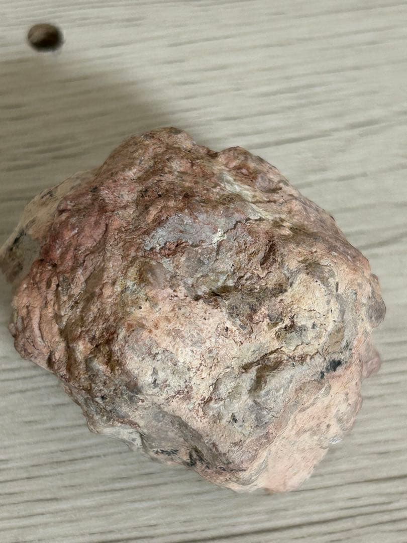 ピンクアメジスト × アメジスト 共生原石 ― 成長の時間を宿す一点 ―