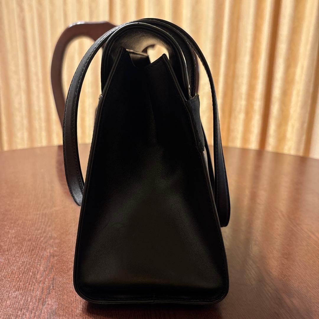週末セール‼️フェラガモ ヴァラ　ショルダーバッグ　黒　大容量