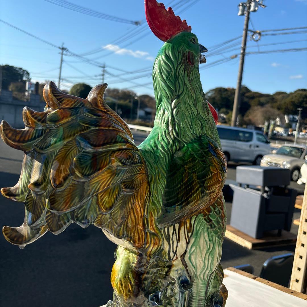 色鮮やかな陶器製ニワトリ置物