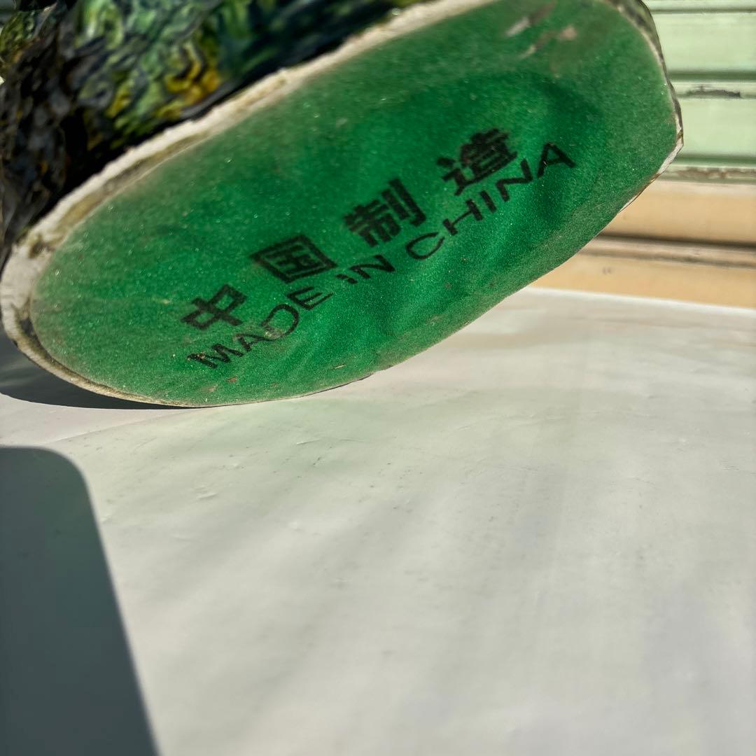 色鮮やかな陶器製ニワトリ置物