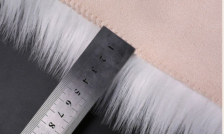 モダンなミニマリストの豪華なカーペットの寝室