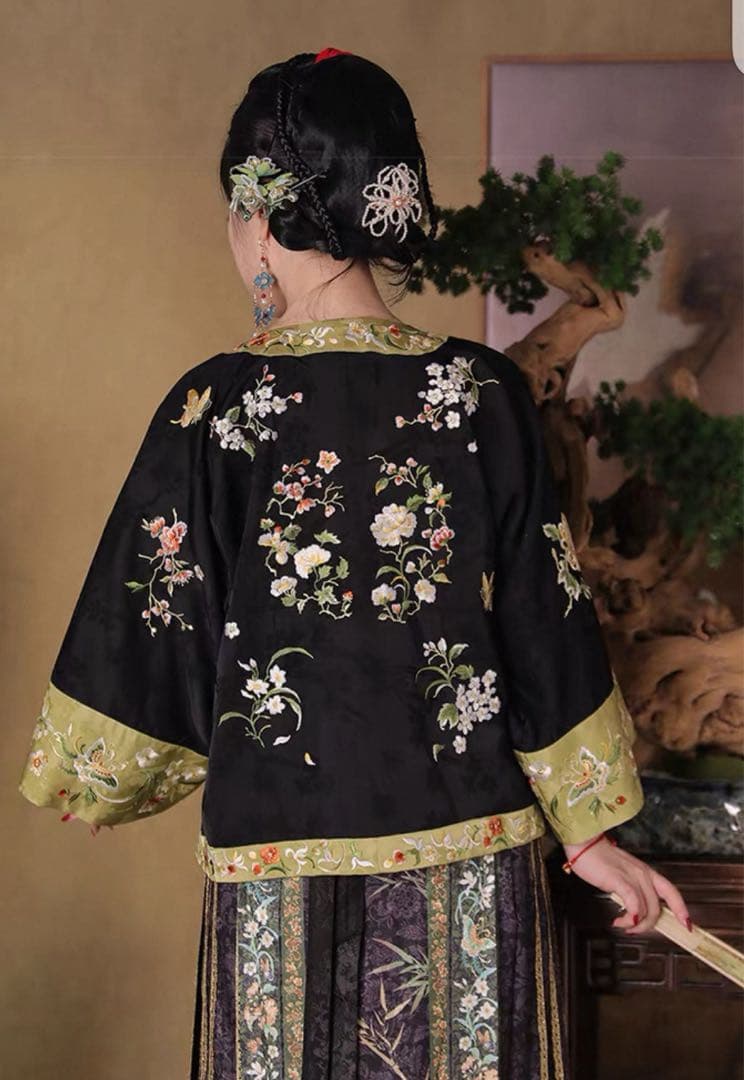中華風 清時代刺繍短めチャイナジャケット上着トップス改良型漢服風短コーデ撮影写真