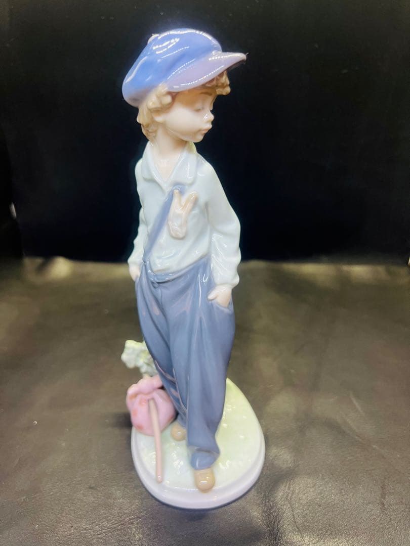 少年の陶器フィギュア