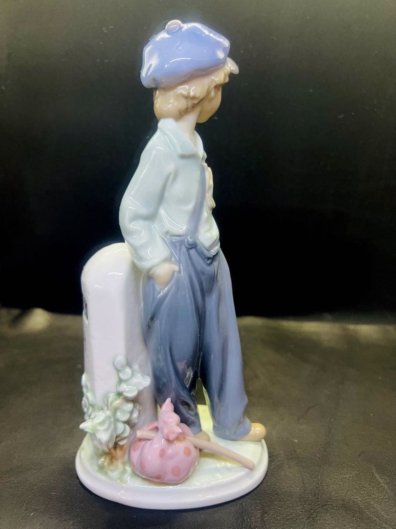 少年の陶器フィギュア