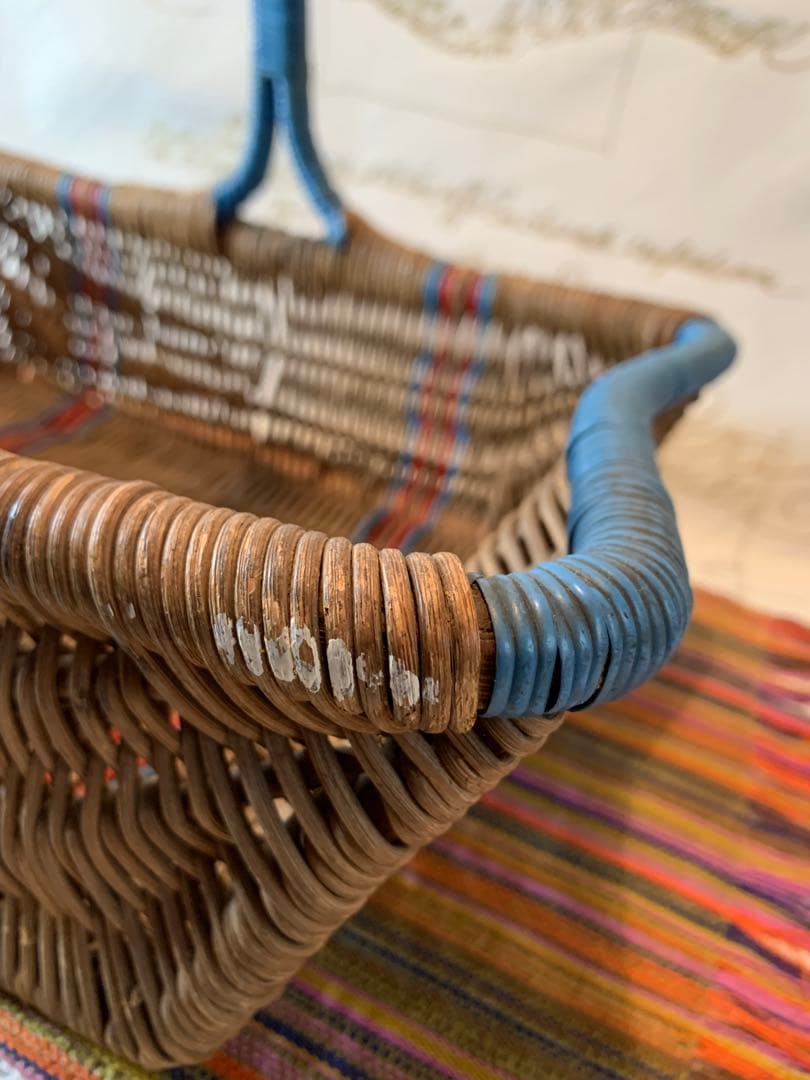 フランス製　アンティーク　ビニールの編み込みの色合いと形が素敵なバスケット！