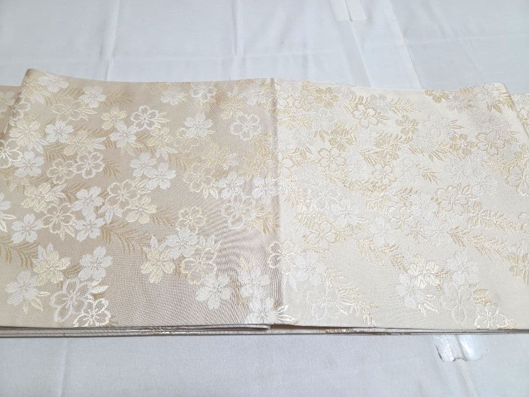 D 井筒工芸謹製 花柳流 桜の花模様 白色 金糸 全通 正絹 開仕立て名古屋帯