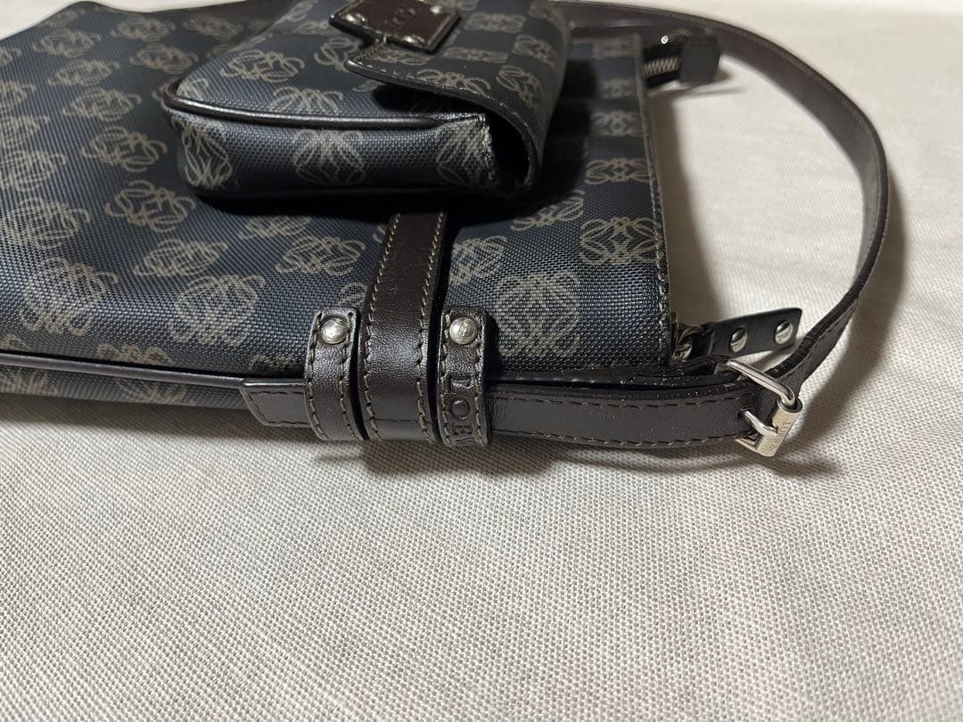 美品 ロエベ ポケッツ アナグラム 斜め掛けショルダーバッグ レザー・PVC