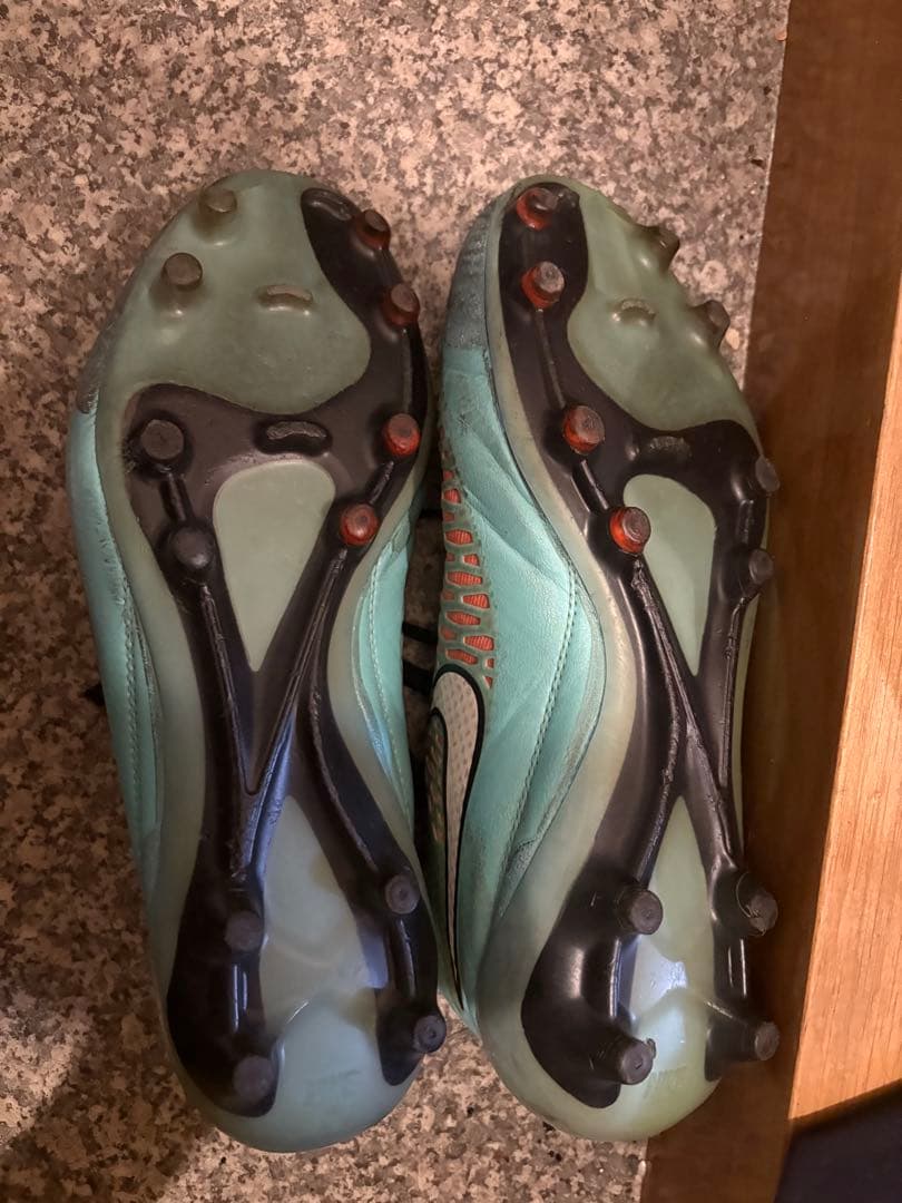 サッカースパイク フットサルシューズ