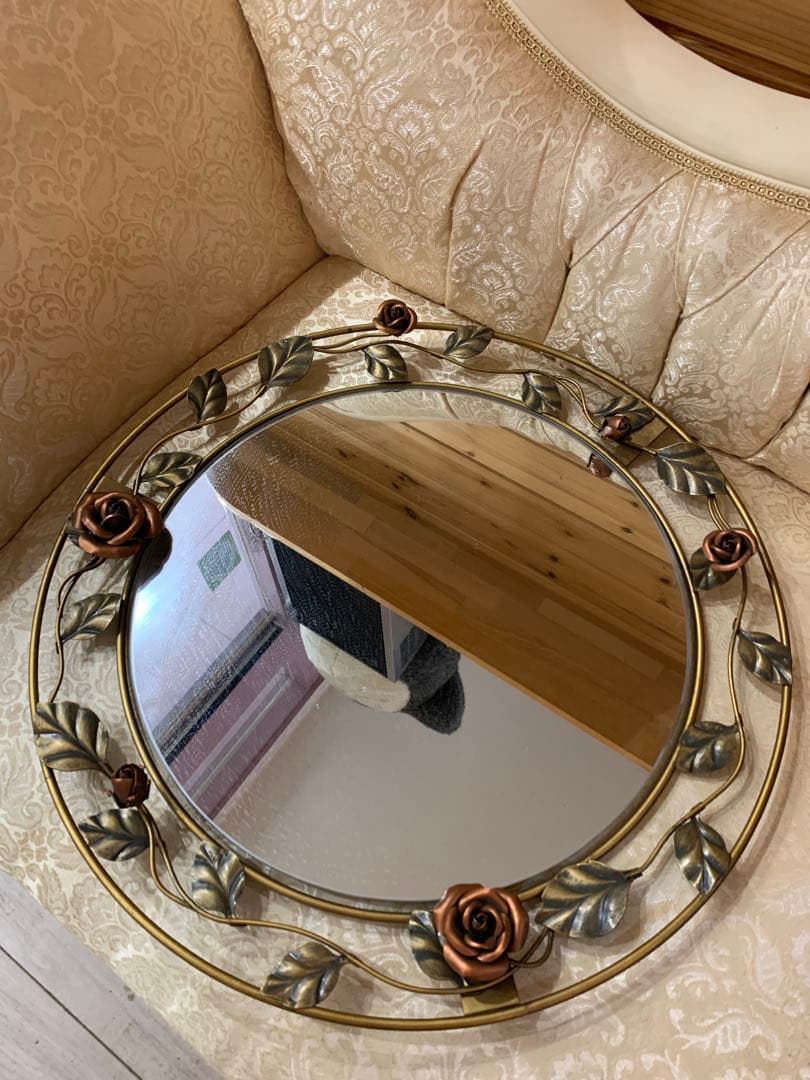 バラ装飾の円形壁掛け鏡　アンティーク　バラ　薔薇　姫系